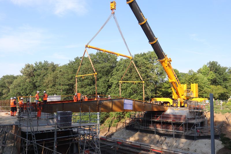 Plaatsing brug over de Maaslijn bij Molenhoek.